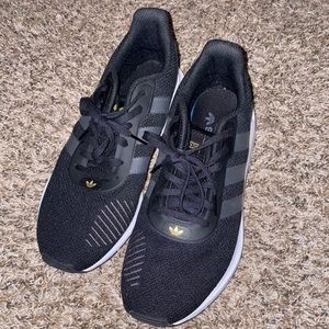 Women’s Adidas shoes!!